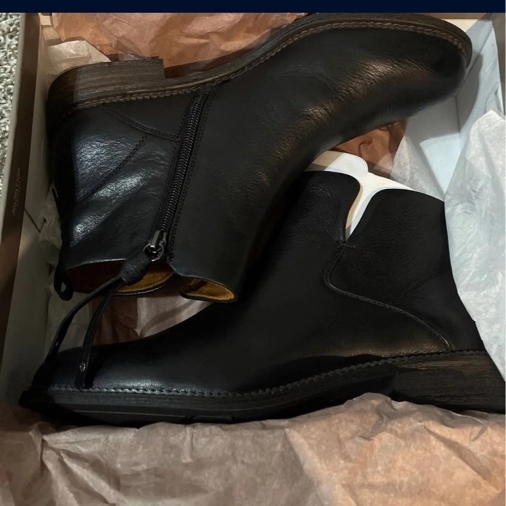 9.5 Franco Sarto booties